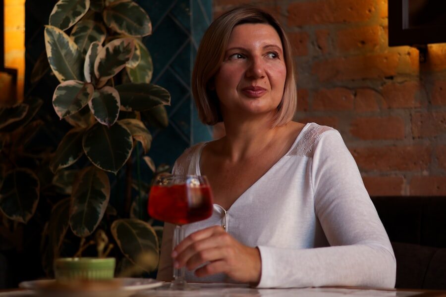 Guía para Caballeros: Cómo Elegir a la Compañera Perfecta en Alicante. 2 Photo Elegant woman