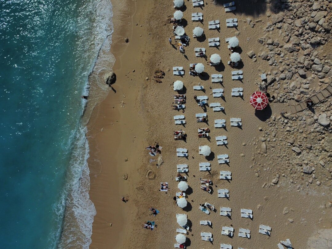 Lo que nadie te cuenta sobre los contactos en playas de Alicante