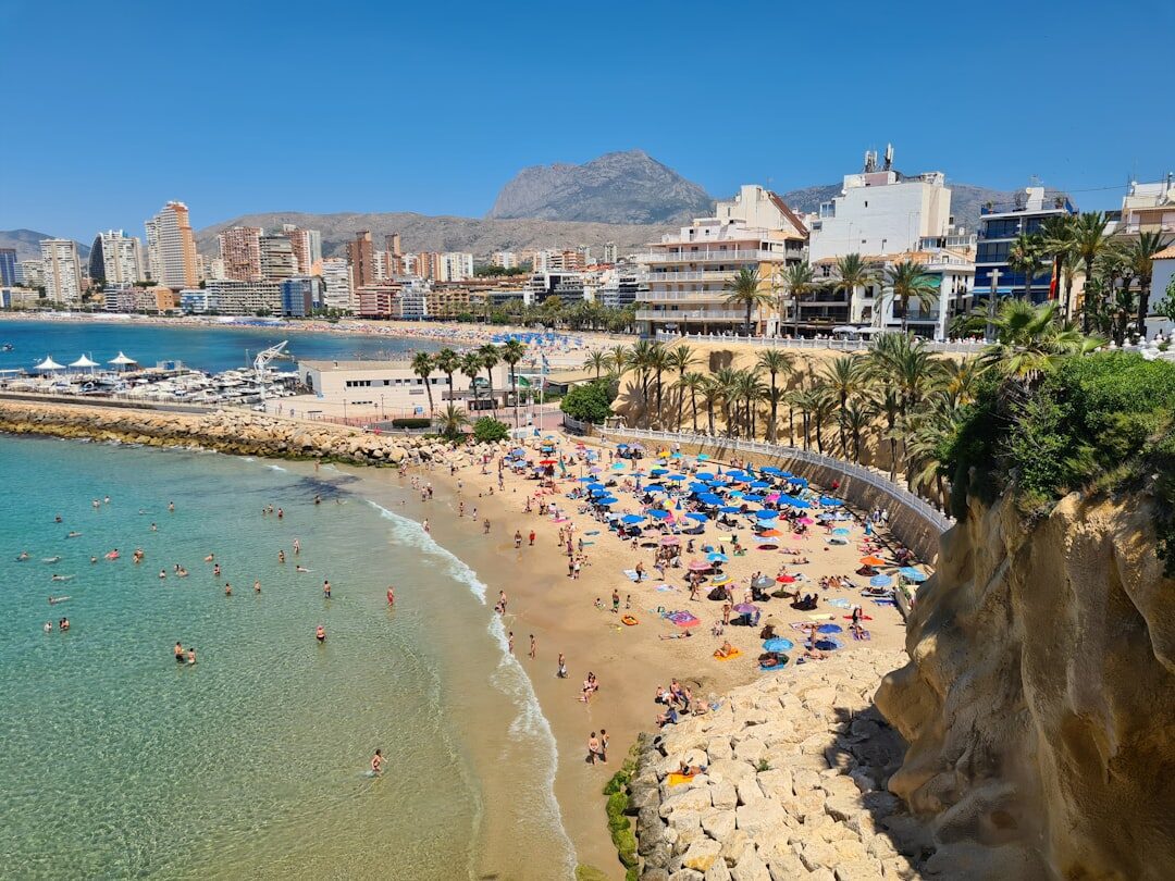 Playas paradisíacas y compañía exclusiva: tu verano perfecto en la Costa Blanca.